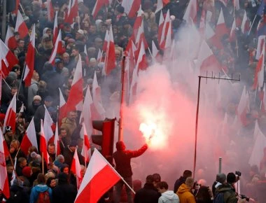 Χιλιάδες Πολωνοί στους δρόμους: Δείτε τη τεράστια πορεία στη Βαρσοβία κατά της παράνομης μετανάστευσης (βίντεο-upd)